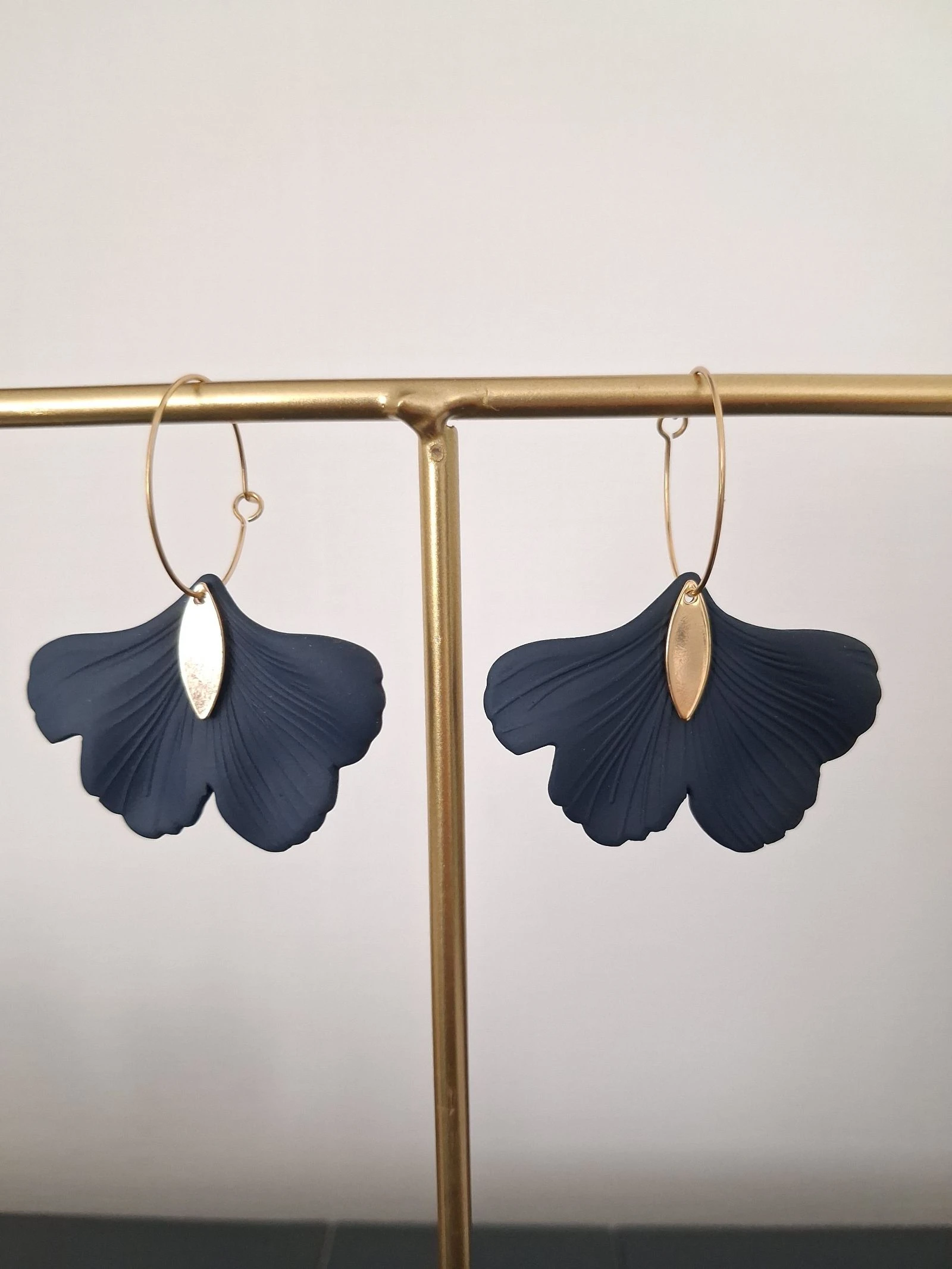 Boucles d'oreilles grises